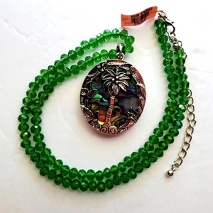 New Women's Tropical Shell Look Pendant Green Bead Necklace‎ NWT